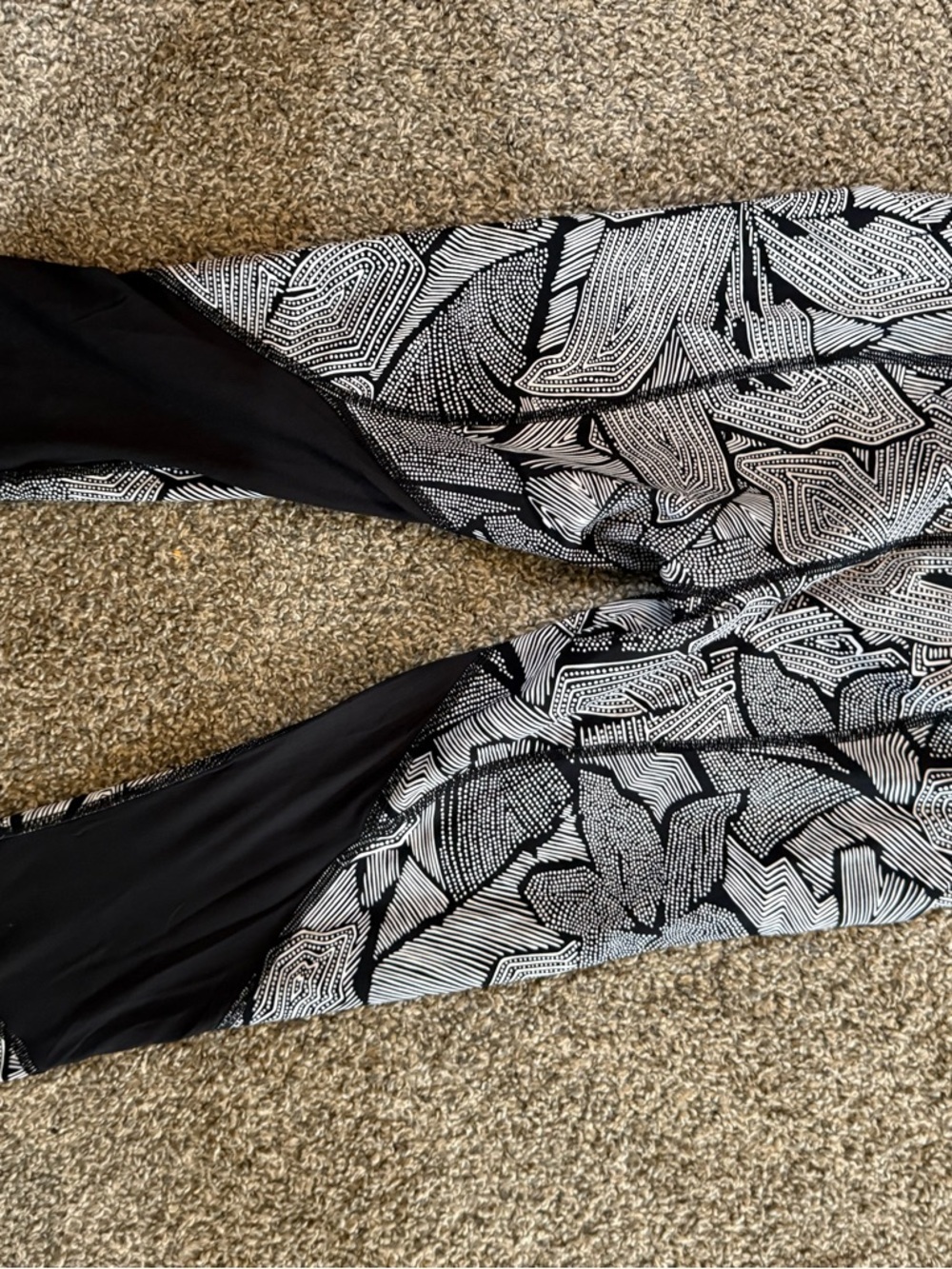 lululemon athletica Black & White Abstract Print Leggings - Picture 3 of 5